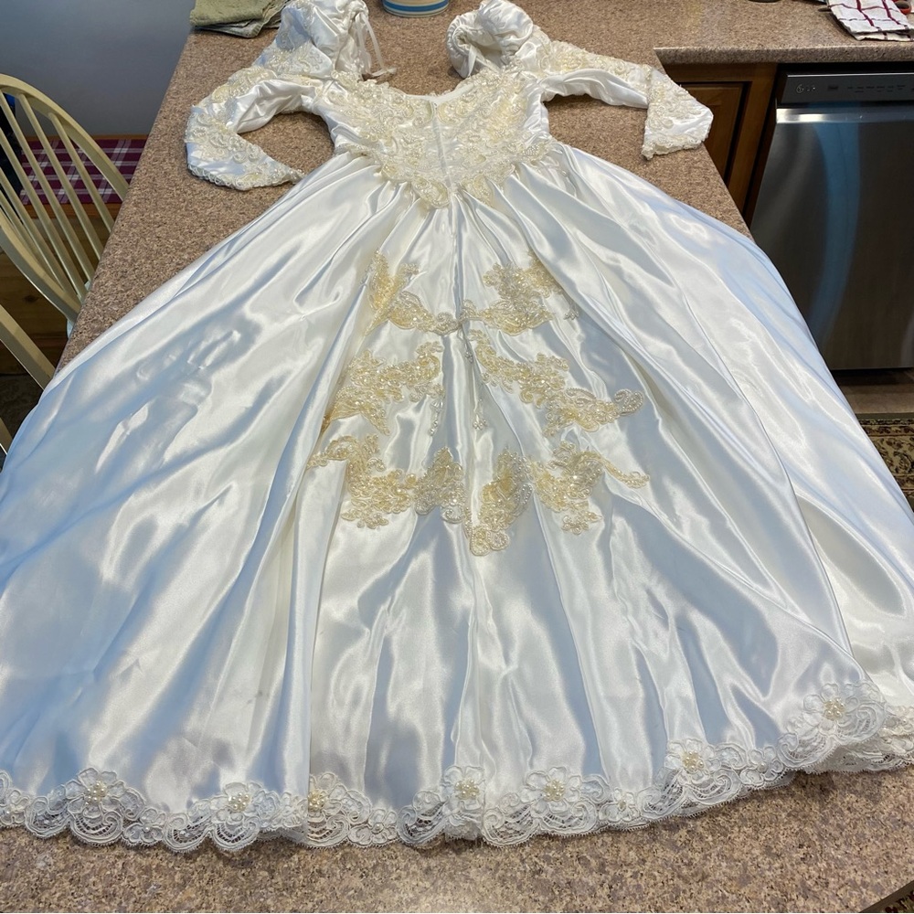 Szu Ling Chen Bridal Gown Beading Long Detachable Train Vintage -Says 12W and 10 - Picture 11 of 17